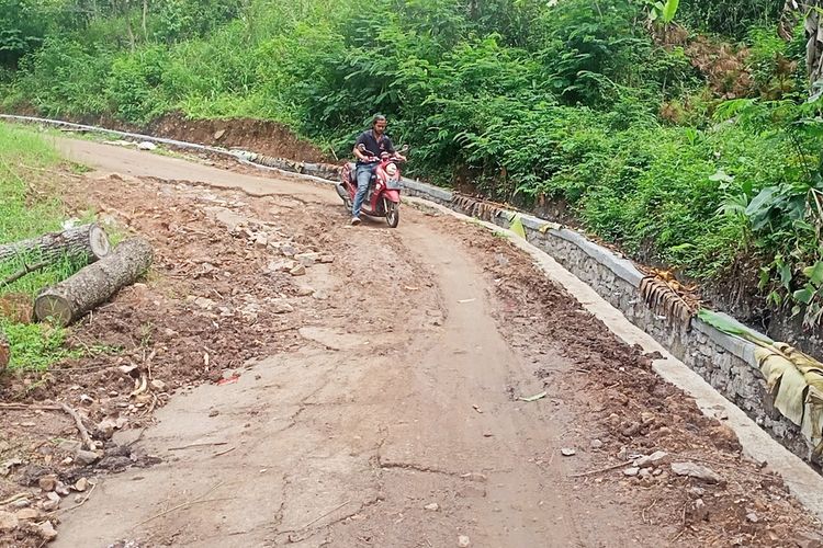 Warga Kampung Cidegdeg, Desa Mandalasari, Kecamatan Cikancung, Kabupaten Bandung, Jawa Barat mengeluhkan jalan yang rusak dan berlubang. Jalan tersebut kerap digunakan untuk jalur alternatif mudik lebaran dari Garut menuju Cicalengka.