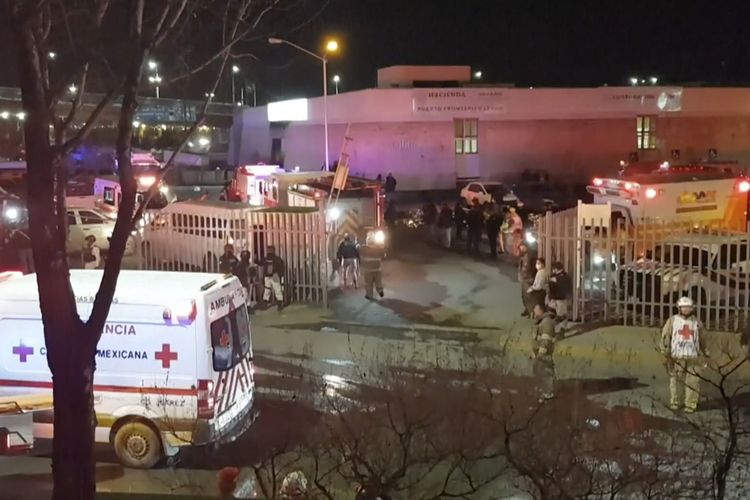 Ambulans dan tim penyelamat bertugas di lokasi kebakaran pusat imigrasi Ciudad Juarez, Meksiko, Selasa (28/3/2023), dekat dengan perbatasan Amerika Serikat.