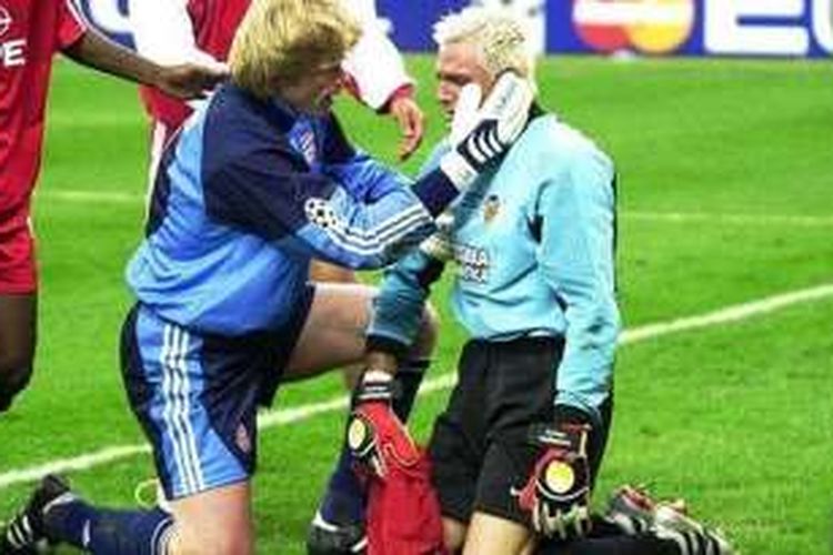 Kiper Oliver Kahn menunjukkan solidaritas kepada Santiago Canizares seusai Bayern Muenchen mengalahkan Valencia pada final Liga Champions 2001. 