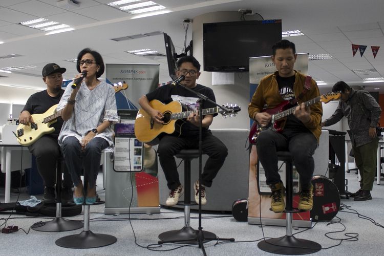 Penyanyi jazz Rien Djamain (kedua dari kiri) dan Mondo Gascaro (kedua dari kanan) membawakan single terbarunya berjudul Dian Asmara di kantor redaksi Kompas.com, Menara Kompas, Palmerah Selatan, Jakarta Pusat, Kamis (21/11/2019). 