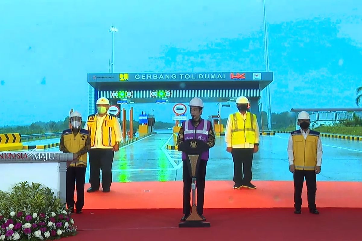 Presiden Jokowi meresmikan tol Pekanbaru-Dumai lewat video conference dari Istana Kepresidenan Bogor, Jumat (25/9/2020).