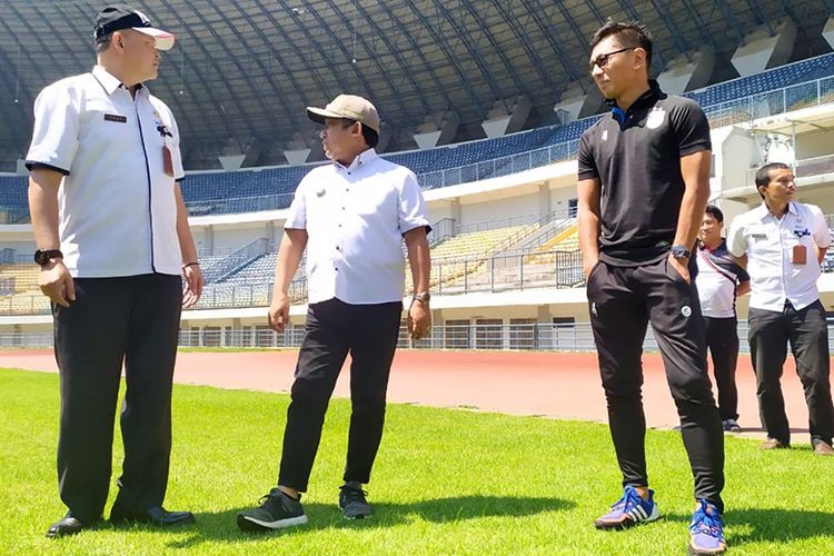 Direktur PT PBB, Teddy Tjahyono (kanan), ikut meninjau kondisi Stadion GBLA, Kota Bandung bersama Wakil Walikota Bandung, Yana Mulyana (tengah), dan Kadispora Kota Bandung Eddy Marwoto (kiri), Selasa (14/1/2020).