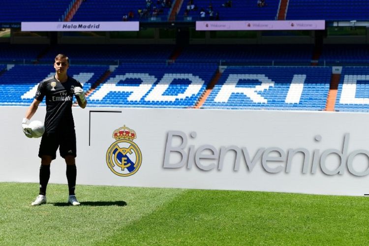 Kiper Ukraina, Andriy Lunin, diperkenalkan sebagai pemain baru Real Madrid di Santiago Bernabeu, 23 Juli 2018. 