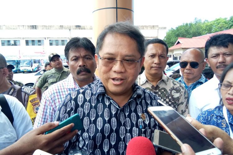 Menteri Komunikasi dan Informasi, Rudiantara memberikan keterangan kepada waratwan di AMbon, Kamis (8/3/2018)