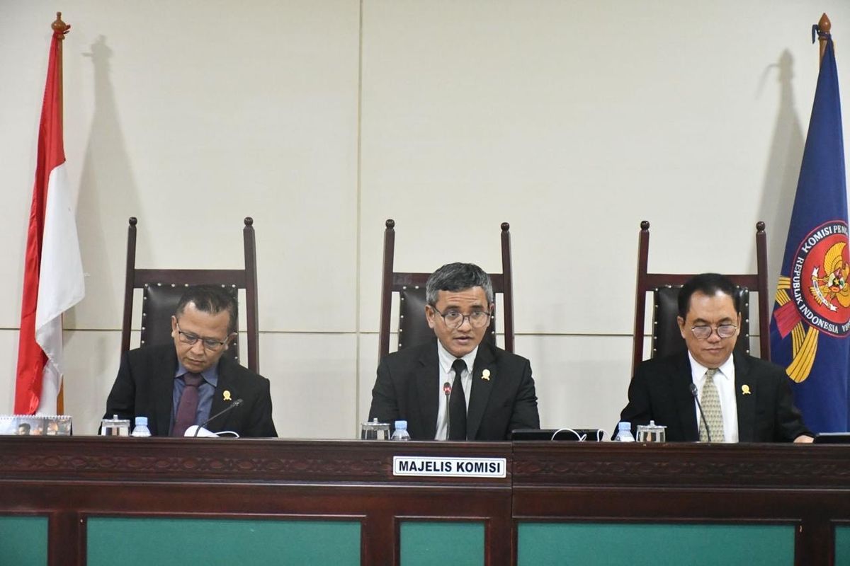 Komisi Pengawas Persaingan Usaha (KPPU) menjatuhkan sanksi denda sebesar Rp 15 miliar kepada TikTok.&nbsp;Putusan ini dibacakan dalam sidang Majelis Komisi yang dipimpin Rhido Jusmadi bersama anggota M Fanshurullah Asa dan M Noor Rofieq di Kantor Pusat KPPU, Jakarta, Senin (29/9/2025).