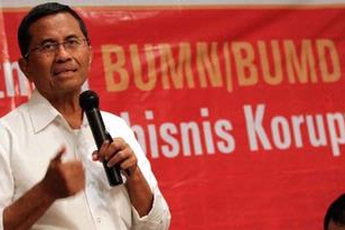 Menteri Negara BUMN Dahlan Iskan (kiri) saat menghadiri diskusi media tentang Anatomi Korupsi di BUMN, di KPK, Jakarta, Senin (4/6/2012).   