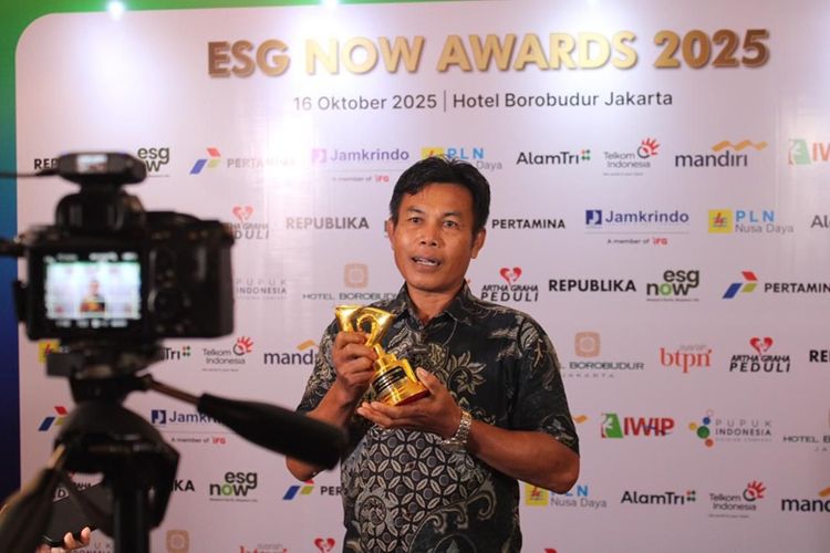 Corporate Secretary BNI Okki Rushartomo saat menerima Green Warrior Award di ESG Now Awards 2025.
