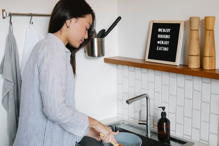 Ilustrasi mencuci piring.