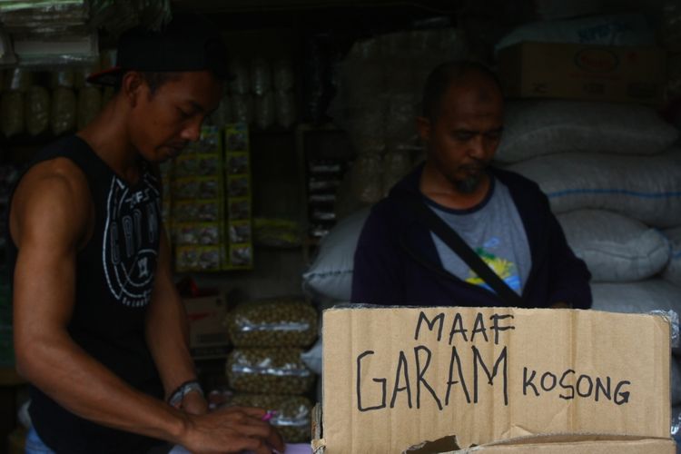 Pedagang agen sembako melayani pembeli di Pusat Perkulakan Pasar Induk Tanah Tinggi, Tangerang, Banten, Senin (24/7/2017). 