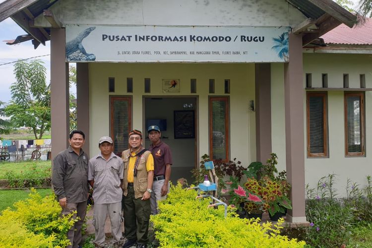 Arsyad bersama Kepala BBKSDA NTT Arief Mahmud, berada di rumahnya yang dijadikan pusat informasi komodo di wilayah Pota, Kecamatan Sambi Rampas, Kabupaten Manggarai Timur, Nusa Tenggara Timur