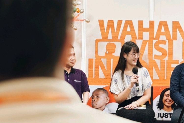 Foto Valencia Yolanda selaku mahasiswa Binus (student volunteer Kind Circle (Kincir)) menceritakan pengalamannya menjadi ilustrator untuk buku cerita baca anak papua