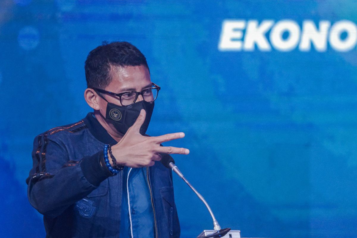 Menteri Pariwisata dan Ekonomi Kreatif Sandiaga Salahuddin Uno dalam perayaan HUT ke-3 Gerakan Ekonomi Kreatif Nasional (Gekrafs) di Gedung Kesenian Jakarta, Minggu (6/2/2022).