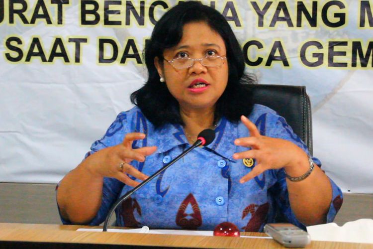 Komisioner Kompolnas, Poengky Indarti saat memberi keterangan pers di Polda NTB, Jumat sore (12/10)