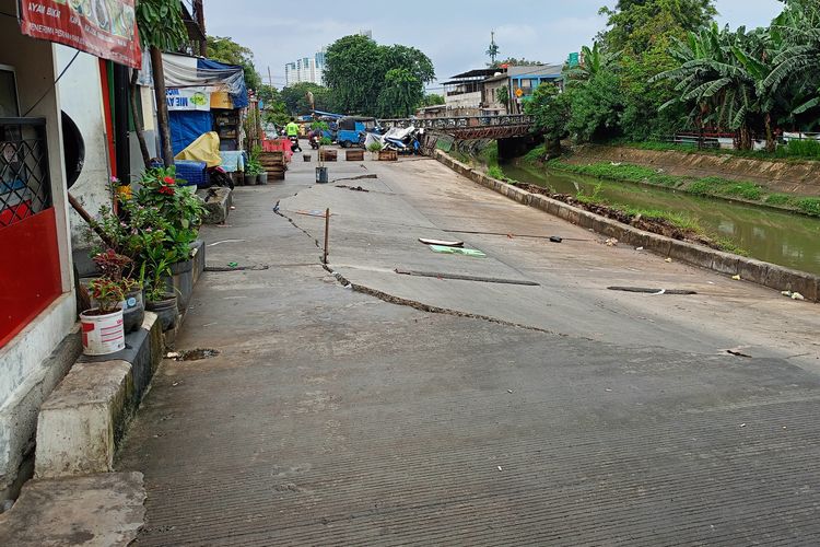 Penurunan Tanah Picu Jalan Kayu Mas Utara Pulogadung Ambles
