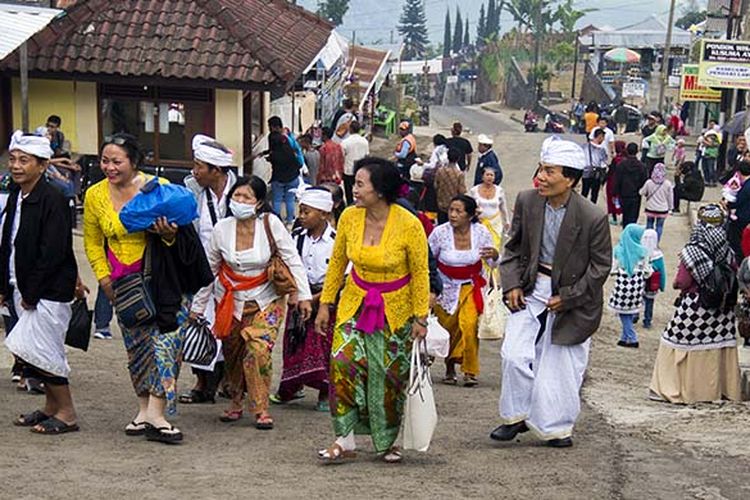 Umat Hindu yang akan beribadah di Candi Cetho, Karanganyar