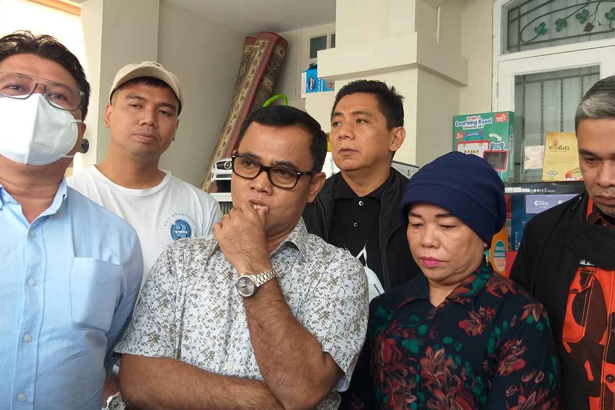 Ayah mertua mendiang Vanessa Angel, Faisal (tengah) ibu mertuanya Dewi Zuhriati bersama putranya Frans dan tim kuasa hukum saat jumpa pers soal hasil banding hak perwalian Gala Sky yang diajukan Doddt Sudrajat, Sabtu (16/7/2022), di rumah kawasan Srengseng, Jakarta Barat..