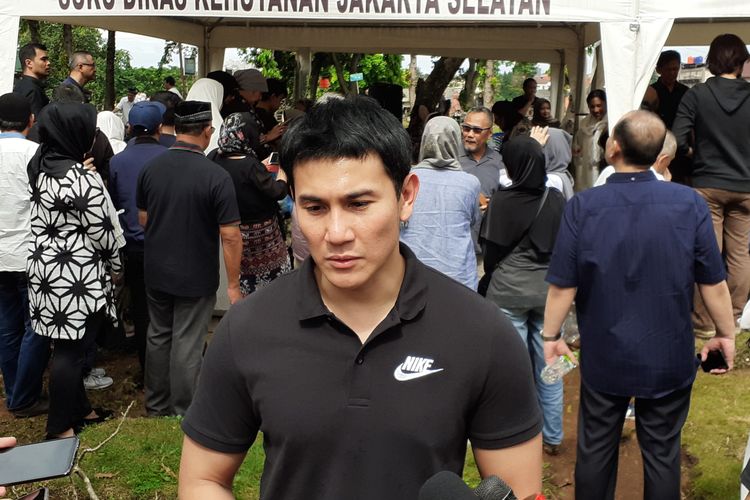 Vino G Bastian saat ditemui usai prosesi pemakaman Yanti Noor di TPU Jeruk Purut, Jakarta Selatan, Minggu (9/2/2020).