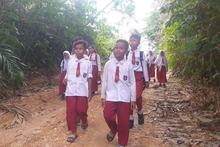 Anak-anak Suku Talang Mamak melewati hutan saat pulang dari sekolahnya di SDN 028 Talang Sungai Limau di Kecamatan Rakit Kulim, Kabupaten Inhu, Riau, Senin (2/11/2020).