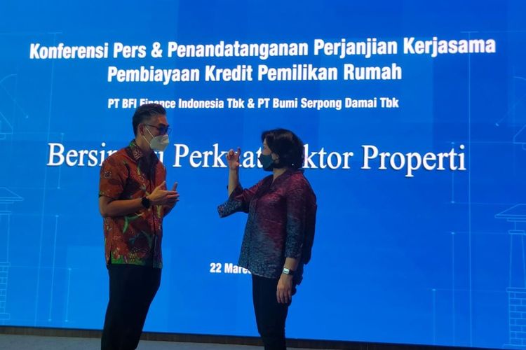 Direktur Bisnis PT BFI Finance Sutadi dan Direktur PT Bumi Serpong Damai Tbk Lie Jani Harjanto saat penandatanganan kerja sama pembiayaan KPR, Selasa (22/3/2022).