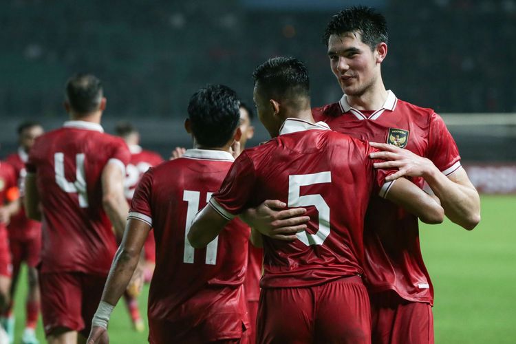 Pemain timnas Indonesia Elkan Baggott (paling kanan) ikut melakukan selebrasi setelah skuad Garuda membobol gawang timnas Burundi saat pertandingan FIFA Matchday di Stadion Patriot Candrabhaga, Bekasi, Sabtu (25/3/2023). Indonesia menang 3-1 atas Burundi.