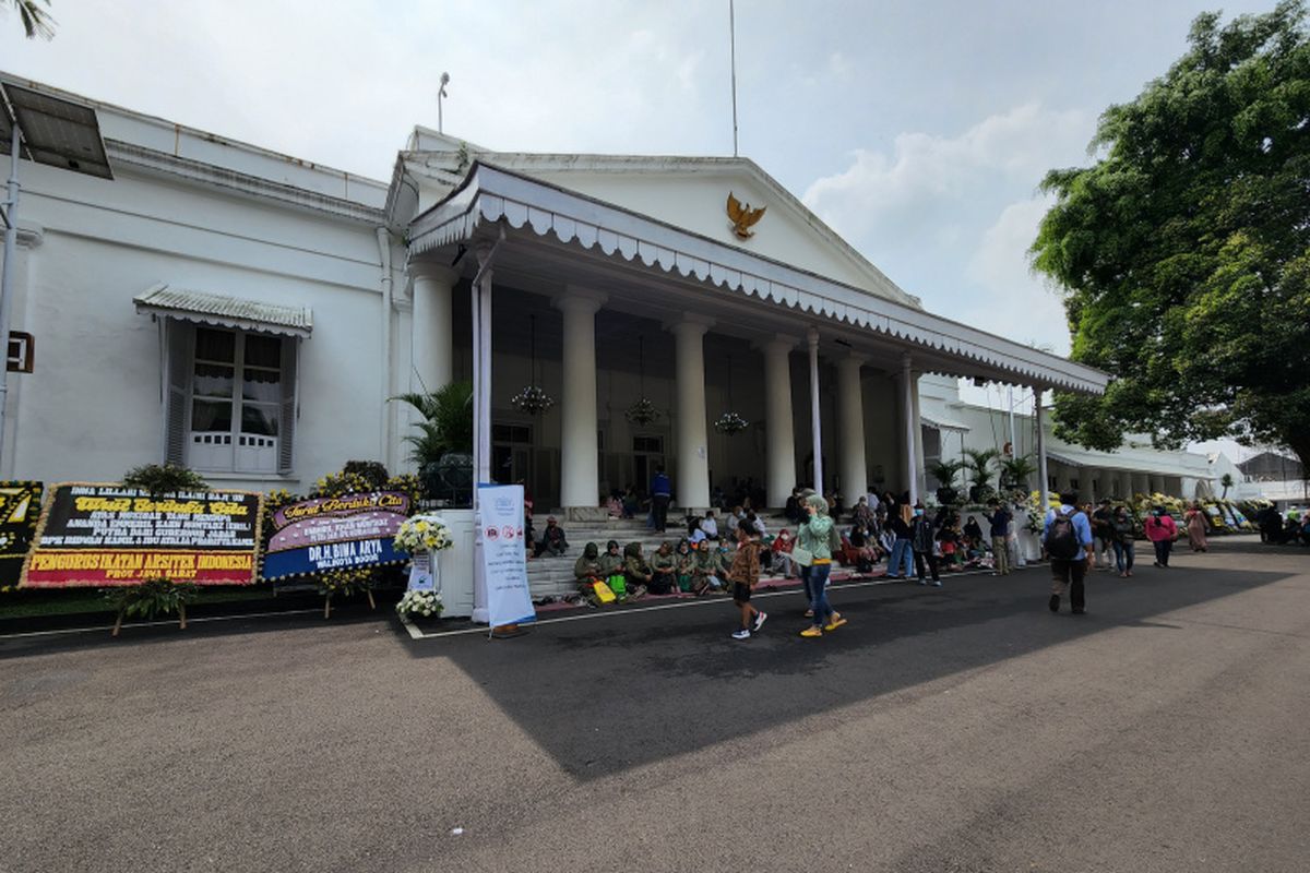 Warga yang tengah bertakziah untuk putra sulung Gubernur Jawa Barat Ridwan Kamil di Gedung Pakuan, Kota Bandung, Jawa Barat, Minggu (12/6/2022).