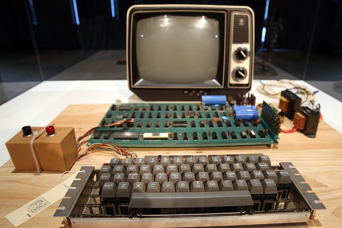 Komputer Apple-1, dirakit pada 1976, ketika dipamerkan dalam perhelatan  First Bytes: Iconic Technology From the Twentieth Century, lelang online yang menampilkan produk elektronik lawas di Museum Sejarah Komputer di Mountain View, California, Amerika Serikat (AS),pada 24 Juni 2013.