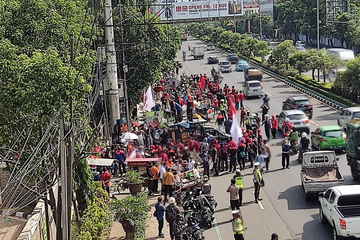 Demo buruh di halaman dinas ketenagakerjaan kota bekasi, Kamis (25/11/2021).