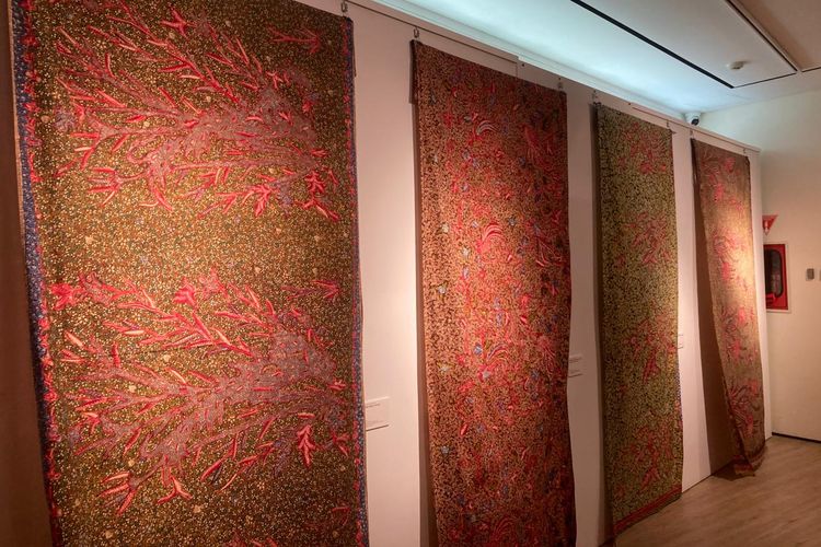 Pameran batik peranakan bertajuk Metamorfosa di Menara Kompas Lantai 8, Jakarta, Kamis (9/4/2026). Pameran ini berlangsung pada 9 April-5 Mei 2026.