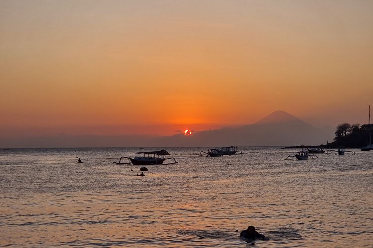 Sunset di Pantai Senggigi, Lombok.