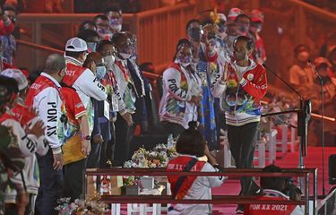 Presiden Joko Widodo (kanan) memberi salam saat tiba di lokasi Upacara Pembukaan PON Papua di Stadion Lukas Enembe, Kompleks Olahraga Kampung Harapan, Distrik Sentani Timur, Kabupaten Jayapura, Papua, Sabtu (2/10/2021). Resmi dibuka oleh Presiden Jokowi, PON XX Papua 2021 akan berlangsung pada 2-15 Oktober 2021.