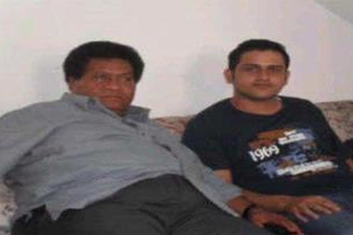 Tersangka kasus dugaan suap wisma atlet Sea Games Muhammad Nazaruddin (kanan) bersama Duta Besar Republik Indonesia untuk Kolombia Michael Manufandu (kiri) beberapa saat setelah Nazaruddin ditangkap di Cartagena, Kolombia, Minggu (7/8/2011). 