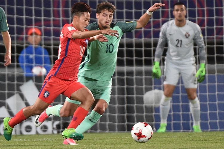 Lee Seung-woo (merah) mengejar bola saat Korea Selatan melawan Portugal pada partai babak 16 besar Piala Dunia U-20 di Cheonan, 30 Mei 2017.