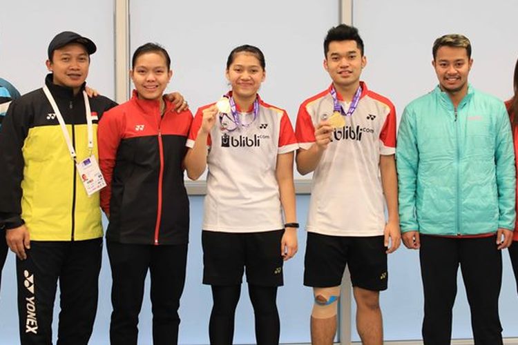 Susy Susanti (kanan) bersama peraih medali emas dan perak BWF World Badminton JUnior Championships 2018
