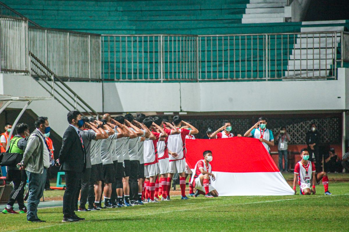 Bendera Merah Putih terbentang dalam laga Indonesia vs Filipina pada ajang Piala AFF U16 2022, Minggu (31/7/2022) malam WIB di Stadion Maguwoharjo. Kini, timnas U16 Indonesia akan menghadapi Vietnam. Di artikel ini Anda bisa menemukan jadwal siaran langsung Piala AFF U16 timnas u16 Indonesia vs Vietnam.