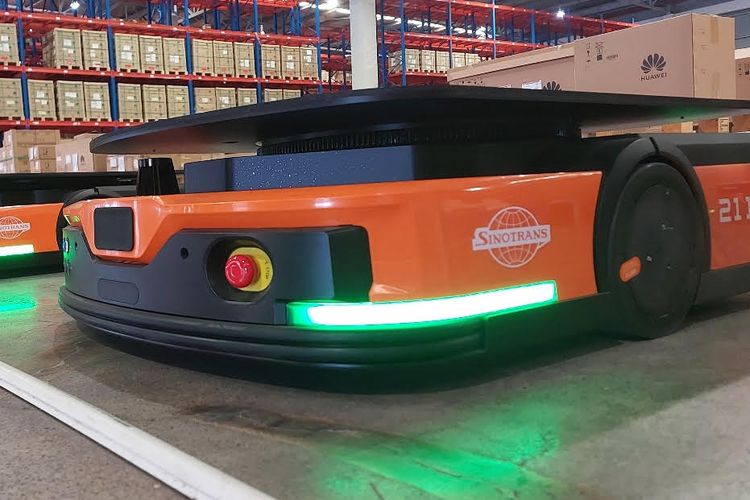 Robot autonomous guided vehicles (AGV) di gudang Huawei di Cikarang, yang bekerja menggunakan teknologi 5G.