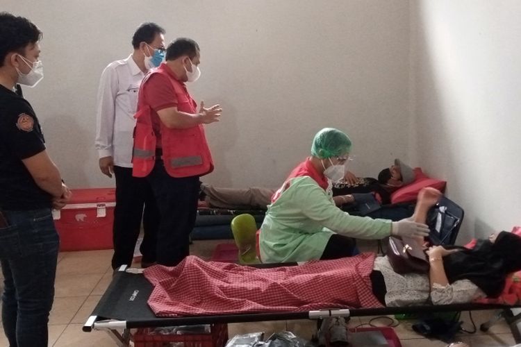 Bupati Semarang Ngesti Nugraha berbincang dengan penyintas Covid-19 yang berniat mendonorkan darahnya.