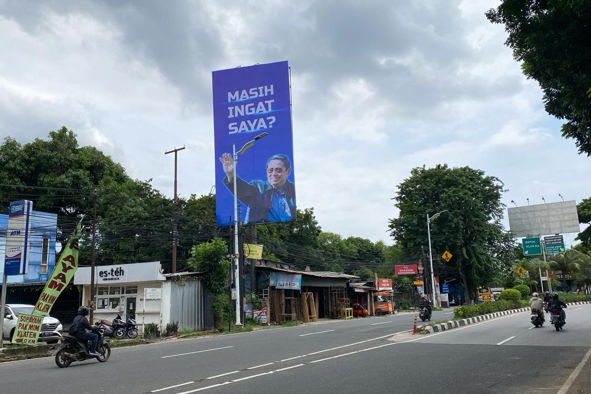 Sebuah billboard bergambar Ketua Majelis Tinggi Partai Demokrat Susilo Bambang Yudhoyono (SBY) muncul di Lenteng Agung, Jagakarsa, Jakarta Selatan, Selasa (13/2/2024). 