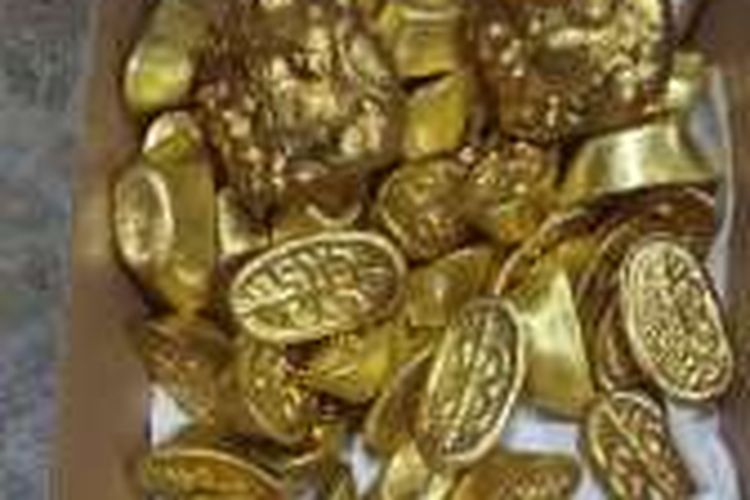 Barang bukti 46 keping emas palsu yang dijual kepada korban seharga Rp 200 juta, Sabtu (6/8/2016)