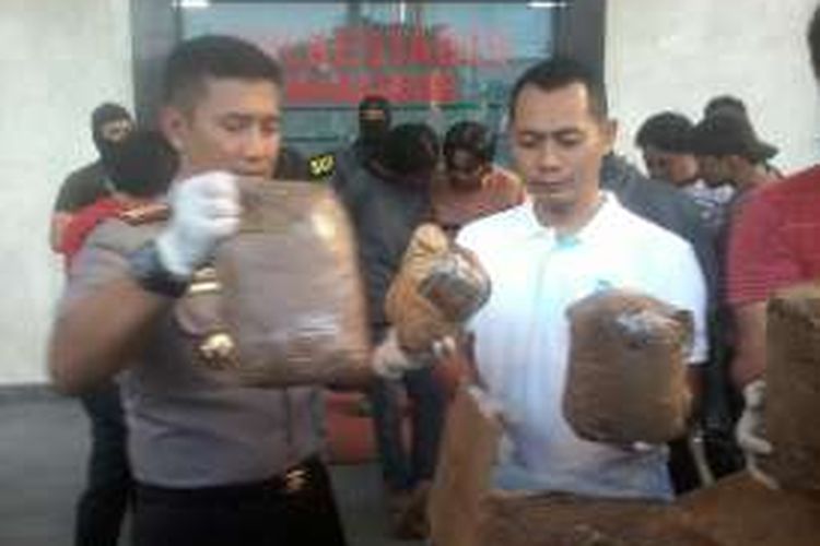 Kepala Polrestabes Makassar, Kombes Polisi Rusdi Hartono didampingi Plt Kasat Reskrim, Kompol Musbagh Niam memperlihatkan 4 Kilogram daun ganja kering yang disitanya, Sabtu (27/8/2016).