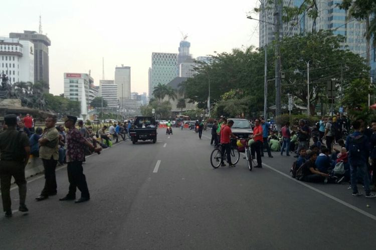 Ratusan mahasiswa dari berbagai universitas yang menggelar unjuk rasa terkait Peraturan Pemerintah Pengganti UU (Perppu) KPK telah selesai. Mereka mulai meninggalkan kawasan patung kuda Jalan Medan Merdeka Utara, Jakarta Pusat, Kamis (17/10/2019). 