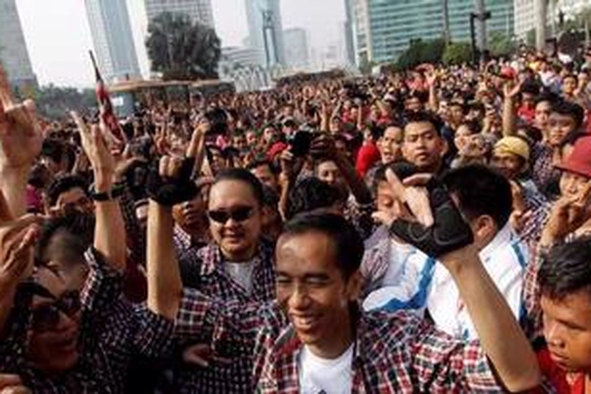 Calon gubernur DKI Jakarta Joko Widodo melakukan "flashmob" (tarian massal) bersama simpatisannya di kawasan Bundaran Hotel Indonesia, Jakarta, Minggu (16/9/2012). Pilkada DKI Jakarta 2012 putaran kedua akan berlangsung pada 20 September 2012 diikuti dua pasangan calon gubernur dan wakil gubernur yaitu Joko Widodo - Basuki Tjahya Purnama dan Fauzi Bowo - Nachrowi Ramli. 