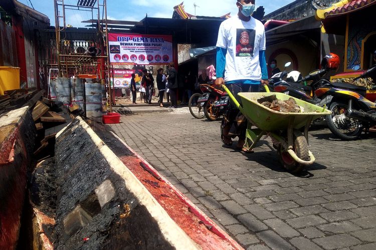 Komunitas Gusdurian Kota Blitar dan sejumlah kelompok masyarakat lintas agama melakukan kerja bakti pembersihan kelenteng Poo An Kiong di Kota Blitar dari sisa reruntuhan kebakaran, Minggu (19/12/2021)
