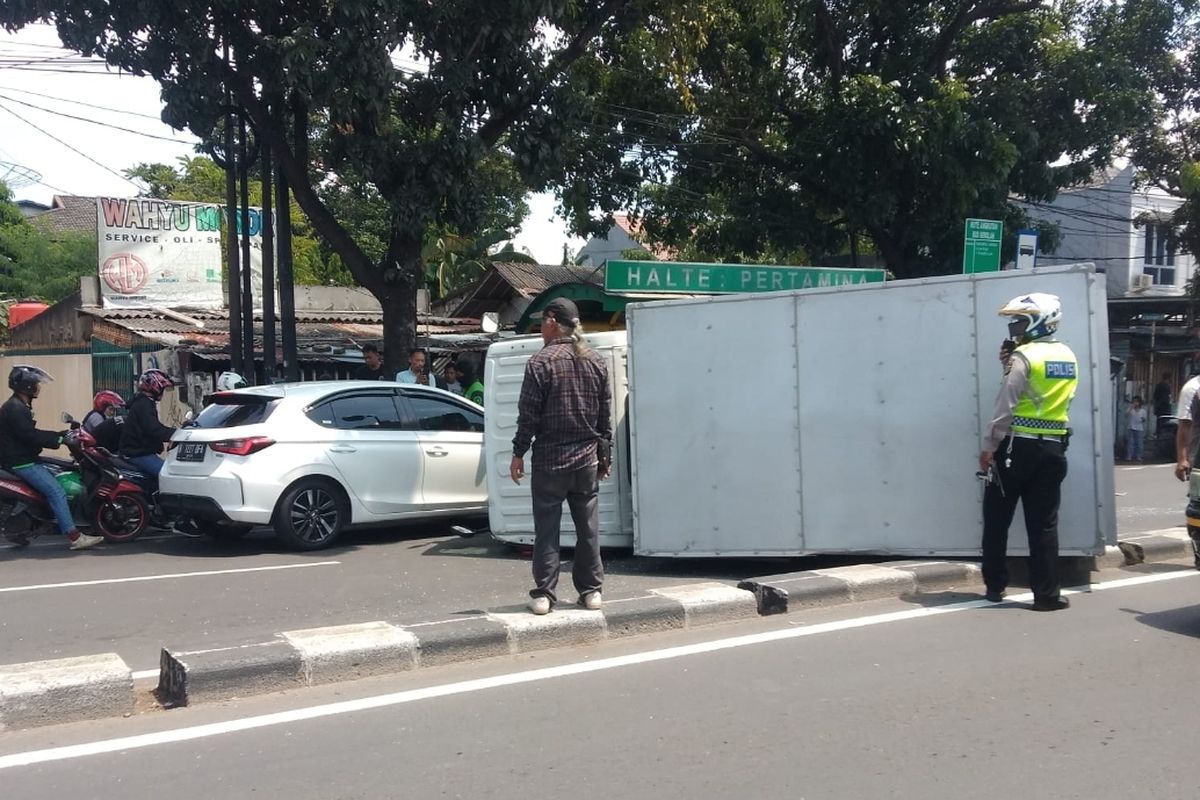 Mobil boks terbalik usai ditabrak mobil Kijang Innova di Jalan Raya Pasar Minggu, pada Sabtu (15/4/2023).