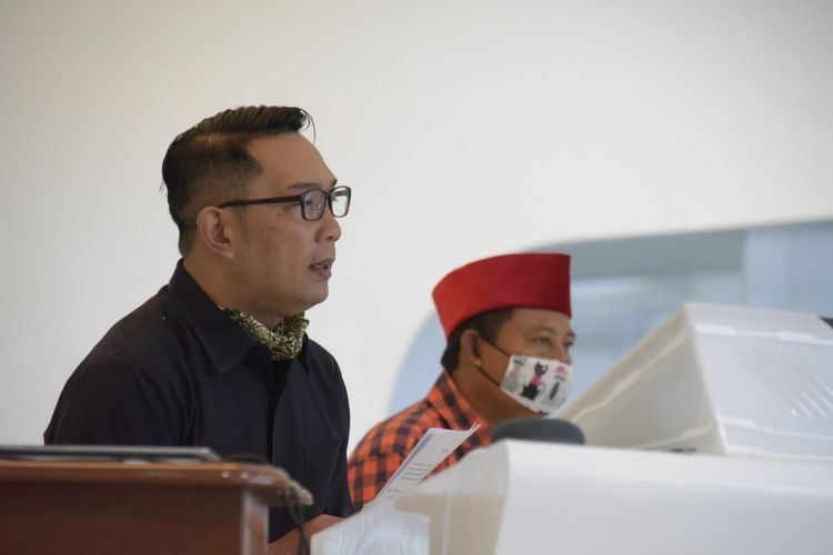Gubernur Jawa Barat,Ridwan Kamil membahas indikator keberhasilan pemberlakuan PSBB di Bandung Raya, Senin (27/4/2020).

