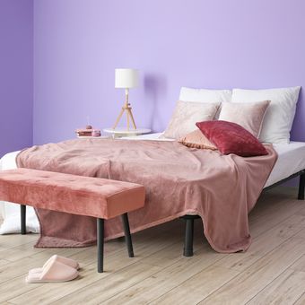 Ilustrasi kamar tidur dengan warna cat dinding ungu cerah. 