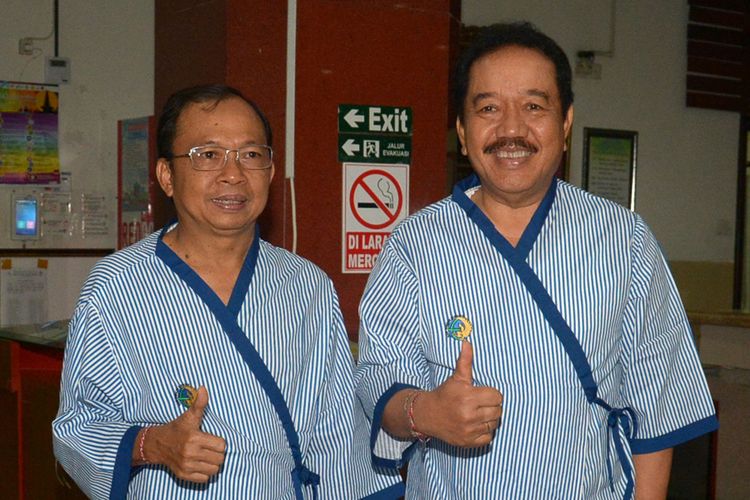 Pasangan bakal Calon Gubernur Bali Wayan Koster (kiri) bersama Calon Wakil Gubernur Bali Cokorda Artha Ardhana Sukawati (Cok Ace) saat mengikuti pemeriksaan kesehatan di RSUP Sanglah Denpasar, Rabu (10/1/2018). Pasangan yang dikenal dengan Koster-Cok Ace tersebut melakukan pemeriksaan kesehatan sebelum dinyatakan lolos mengikuti Pilkada 2018.