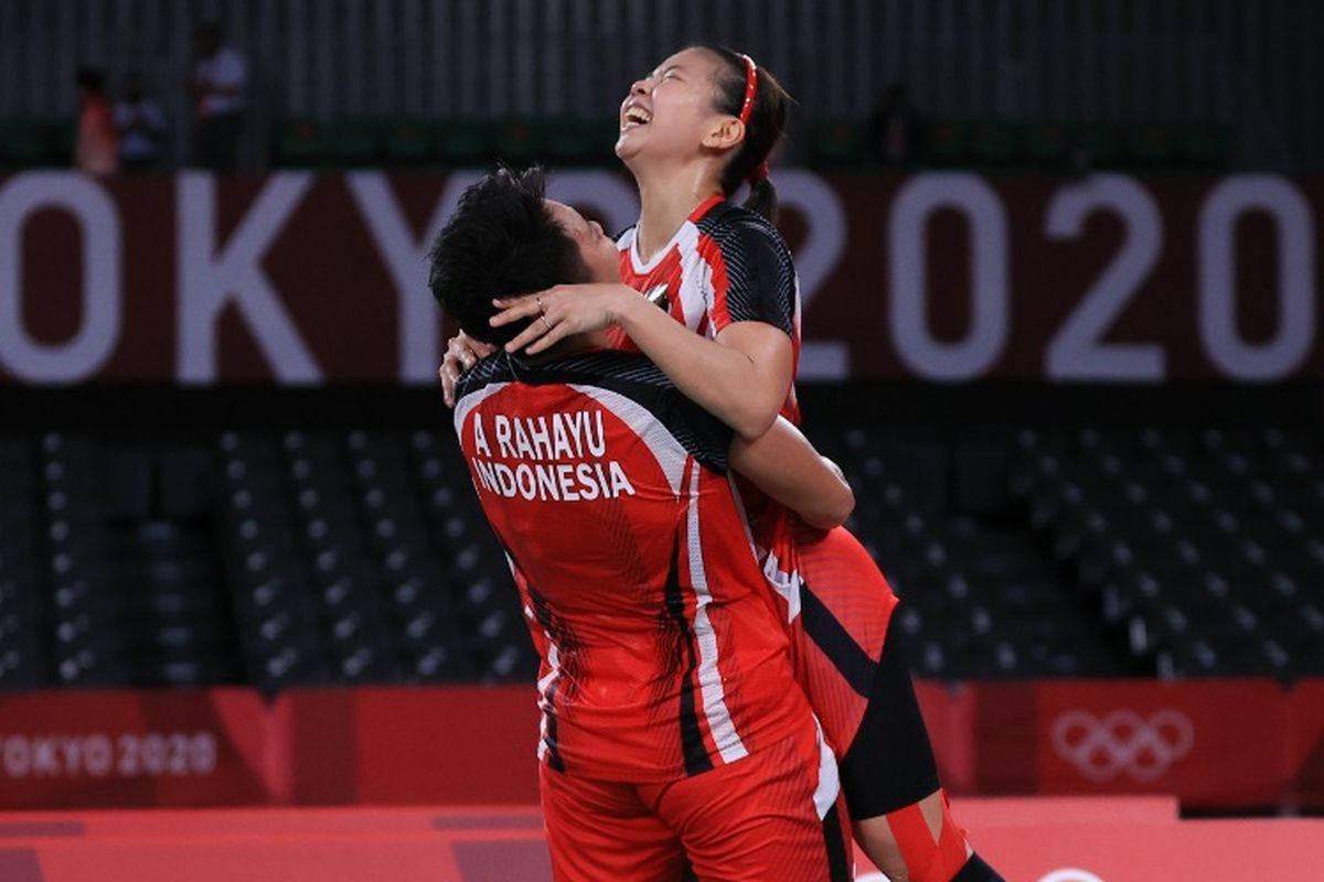Ganda putri Indonesia Greysia Polii/Apriyani Rahayu saat merayakan kemenangan atas wakil Korea Selatan Lee So-hee/Shin Seung-chan pada semifinal badminton Olimpiade Tokyo 2020 di   Musashino Forest Plaza, Sabtu (31/7/2021).