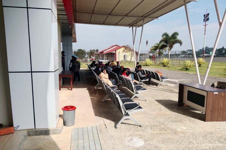 Bandara Frans Sales Lega Ruteng Rusak akibat Gempa, Penumpang Harus Menunggu di Luar