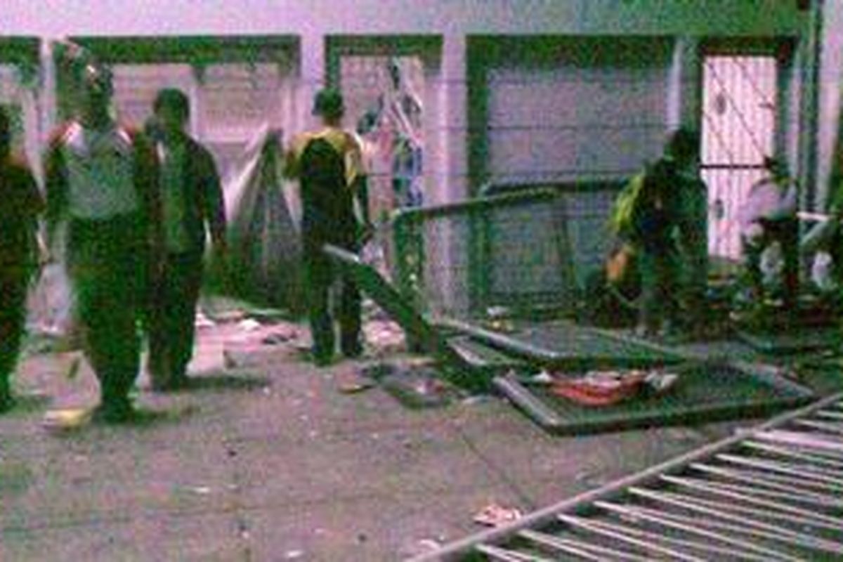 Kondisi pintu masuk menuju tribun atas Stadion Gelora Bung Karno (GBK), Senayan pada Senin (21/11/2011) malam. Pintu dan pagar tampak rusak setelah terjadi desak-desakan penonton yang berujung tewasnya dua pemuda.