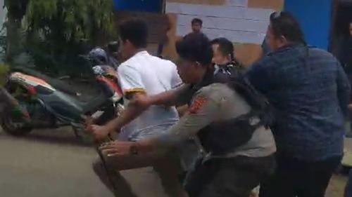 Bentrok Pendukung Paslon Pilkada di Mamuju, Polisi Sita Parang